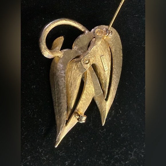 VINTAGE SIGNED KRAMER GOLD TONE & DOUBL LEAF BROOCH - Picture 3 of 7